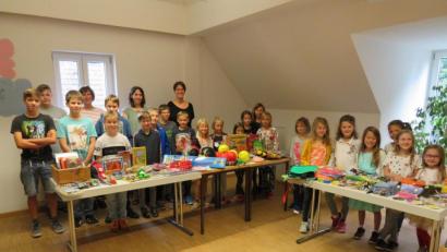 Bild: adj
Die Leiterinnen Doris Neumann und Ruth Reichl (hinten, von rechts) freuen sich über die Lesebegeisterung der Kinder und überreichen Urkunden und Preise.