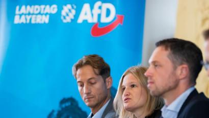 Bild: Daniel Karmann/dpa
Katrin Ebner-Steiner, Vorsitzende der AfD-Fraktion im Bayerischen Landtag, spricht während einer Pressekonferenz zum Abschluss der Herbstklausur der AfD-Landtagsfraktion. Daneben sitzen Christoph Maier (r), Parlamentarischer Geschäftsführer der AfD in Bayern, und Ingo Hahn, umweltpolitischer Sprecher der Partei.