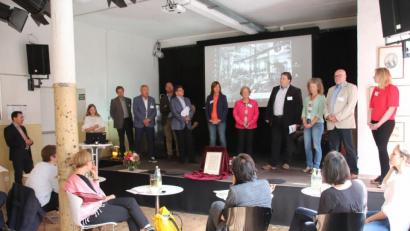 Bild: cog
Die Aktiven im Seidel-Forum Regina Wolfohr, Dritter Bürgermeister Hans-Jürgen Reitzenstein, Stadträtin Yvonne Rösel, Bezirksheimatpfleger Tobias Appl, die Stadträtinnen Marga Klameth und Gabi Mutzbauer, Fred Tischler, Personalamtsleiter Roland Maul, stellvertretender Landrat Hans Kummert, Herbert Übelacker, Vorsitzender des Schulmuseums und Magdalena Groh, TRAFO-Projektassistenz und Literaturwerkstatt Pub.Li.City (von rechts nach links) sowie Stadtheimatpfleger Markus Lommer (links) stellen sich und ihre Beiträge zum Seidel-Forum vor.