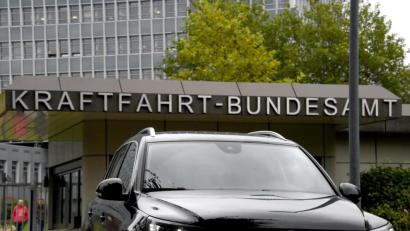 Bild: Carsten Rehder
Ein Volkswagen Tiguan vor dem Kraftfahrt-Bundesamt (KBA) in Flensburg