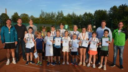 Bild: jr
Stark im Kommen ist der Nachwuchs in der Sparte Tennis des SV Mitterteich. Schon seit Jahren wir da erfolgreiche Nachwuchsarbeit geleistet.Unser Bild zeigt die Kinder und Jugendlichen, die bei den Stadtmeisterschaften ganz vorne waren, mit den Ehrengästen und Verantwortlichen des SV.