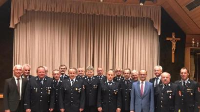 Bild: öt
Verdiente Feuerwehrmitglieder wurden im Pfarrsaal von Neusorg für 40 Jahre aktiven Feuerwehrdienst ausgezeichnet. Unsere Aufnahme zeigt sie mit Neusorgs Bürgermeister Peter König (von links), Ebnaths Gemeindeoberhaupt Manfred Kratzer und Kreisbrandmeister Peter Prechtl (von rechts) Kreisbrandrat Andreas Wührl, Pullenreuths dritten Bürgermeister Robert Bauer, stellvertretenden Landrat Dr. Alfred Scheidler und dem Brander Gemeindeoberhaupt Ludwig König.