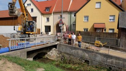 Bild: Stefanie Gradl
Im Rahmen einer Baustellenbesichtigung erläuterte der Vorarbeiter der Firma Markgraf dem Bürgermeister Hans-Martin Schertl (2.v.r.) und Bauamtsleiter Stefan Ertl (1.v.r.) den Fortgang der Maßnahme. Zur Koordination der Verlegung der neuen Hausanschlüsse wird der Wassermeister der Stadt Vilseck Markus Leonhard (links) mit eingebunden.