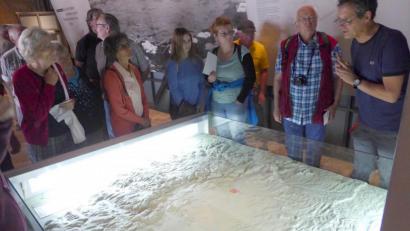 Bild: Schönberger, Ferdinand [fsb]
Professor Stefan Hölzl (rechts), Leiter des Ries-Krater-Museums in Nördlingen, erklärt am Relief die Entstehung des Ries.
