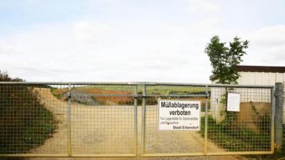 Bild: njn
Die Zufahrt zum Grüngutcontainer soll geschottert werden. Damit gehören Staub und Schlamm an Kraftfahrzeugen der Vergangenheit an.