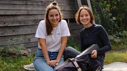 Bild: spw
Sophie Zepnik (links) und Anna Souvignier hatten Ende 2016 die Idee zu einer nachhaltig produzierten Yogamatte. Jetzt gehen die beiden jungen Firmengründerinnen von hejhej-Mats einen weiteren Schritt: Sie wollen die dazu passende Tasche in Serie bringen - natürlich auch aus recyceltem Material.