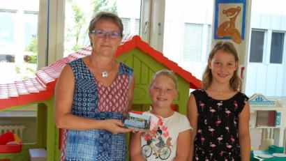 Bild: Klinikum/Borchers/exb
Über 600 Euro für das Kinderpalliativteam überreichten Sophia Luber (Mitte) und Marie Wieczorek (rechts) an Gesundheits- und Kinderkrankenpflegerin Lydia Moosburger.