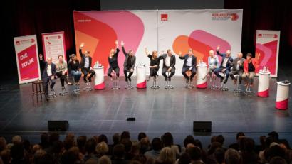 Bild: Christian Charisius/dpa
Die Bewerber um den SPD-Parteivorsitz bei der Regionalkonferenz in Hamburg.