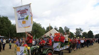 Bild: fz
Der Irchenriether Auftritt: Bernhard Kick sitzt auf dem Dieselross, mit dem der Bauer Fritz nach Knetzau gefahren ist. Bürgermeister Josef Hammer und Gabi Müller (stehend, von links) beim Einzug auf das Festgelände.