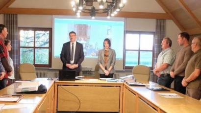 Bild: ohr
Nach der Eröffnung der Sitzung erhoben sich die Gemeinderäte zu einer Gedenkminute für den verstorbenen Ehrenbürger Hagen Lehnerdt. Er verstarb am 5. August im Alter von 89 Jahren.