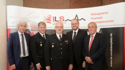 Bild: Gabi Schönberger
Herbert Putzer (Mitte) übergibt unter vielen Komplimenten den Chefposten der Rettungsleitstelle an Jürgen Meyer (Zweiter von links). Um diese Harmonie dürften die Verbandsräte Andreas Meier, Kurt Seggewiß und Wolfgang Lippert die beiden beneiden. Die Kommunalpolitiker sind sich zurzeit wegen der Finanzierung der Kliniken AG nicht allzu grün..