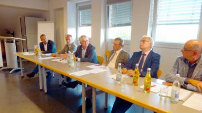 Bild: gac
Das Podium mit (von links) Dieter Bleisteiner (Radio Ramasuri), Klaus Emmerich (Klinikvorstand Sulzbach-Rosenberg), MdB Andrew Ullmann (FDP), Manfred Wendl (Klinikvorstand Amberg), Robert Bauer (Chefarzt Chirurgie Amberg) und Martin Pöllath (Vorsitzender des Ärztlichen Kreisverbands Amberg-Sulzbach).