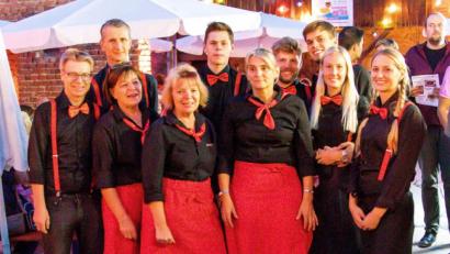 Bild: sml
Vorsitzender Martin Käck (links) und sein Helferteam beim "Fest" im Juli: Sein 100-jähriges Bestehen feiert der ATSV Windischeschenbach mit vielen kleinen Aktionen über das Jahr verteilt.