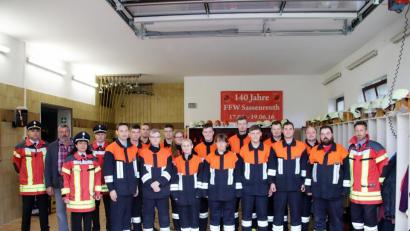 Bild: jma
Freude bei den jungen Kameraden der Feuerwehr Sassenreuth: Unser Bild zeigt die Teilnehmer nach der bestandenen Leistungsprüfung "Löschangriff" mit den Schiedsrichtern und zweitem Bürgermeister Josef Schreglmann.