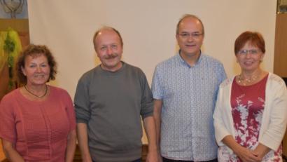 Bild: hcz
Naturfilmer Thomas Stock (Zweiter von links) mit Vorsitzendem Klaus Fischer sowie "Gartenfee" Renate Flauger (links) und Margareta Czichon, die die Ehrenamtskarte erhielten.