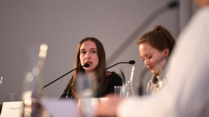 Bild: StMUK/Andreas Gebert
Miriam Witt (links) beim Rededuell in München. Jetzt wurde die 16-jährige Ambergerin zum "Tag der Talente" ins Bundesbildungsministerium eingeladen.