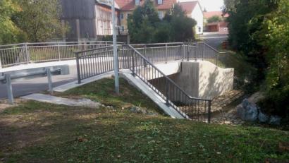 Bild: lgc
Von Juli bis Dezember 2018 entstand in Naslitz die neue Brücke über die Creußen, die nun den kirchlichen Segen erhält. Ihre Vorgängerin stammte aus den 1950er Jahren. Die Belastungen durch immer schwerer werdende landwirtschaftliche Maschinen machte ihr in den vergangenen Jahren jedoch zu schaffen.