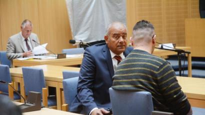 Bild: Gabi Schönberger
Der Angeklagte Bandar S. (rechts) mit einem Arabisch-Übersetzer, im Hintergrund der rechtsmedizinische Gutachter. Seit Montag muss sich ein 28-jähriger Koch wegen Totschlags an seiner Frau vor dem Landgericht verantworten.