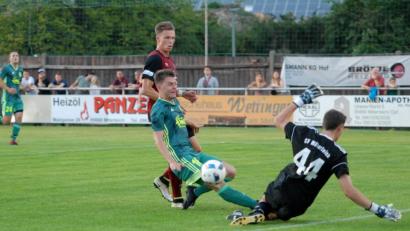 Bild: gb
Fabian Bilz (Mitte, Szene aus der Partie gegen den 1. FC Nürnberg II) war der Unglücksrabe des SV Mitterteich bei der 0:3-Niederlage beim SC 04 Schwabach. Zunächst unterlief ihm ein Eigentor, später flog er wegen einer Notbremse auch noch vom Platz.