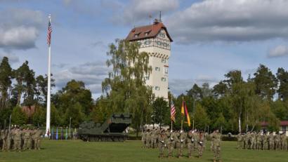 Bild: Alexander Pausch
Auf dem Paradefeld in der Garnison Grafenwöhr sind die Soldaten des 1st Battalion, 6th Field Artillery Regiment bei strahlendem Sonnenschein angetreten. Hinter ihnen steht ihr Waffensystem, ein Mehrfach-Raketenwerfer.