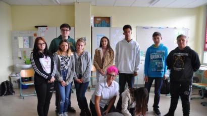 Bild: ak
Manuela Görschel (kniend links) vom BRK-Kreisverband Tirschenreuth leitete die Jugendlichen unter anderem bei der stabilen Seitenlage an.