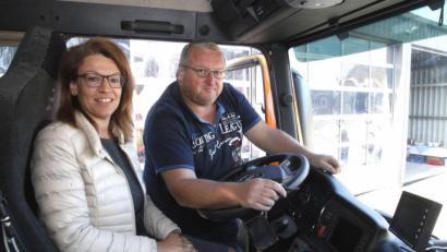 Bild: Hirsch
Fahrer Josef Kammerl erklärte der CSU-Fraktionssprecherin im Kreistag, Martina Englhardt, die Technik des neuen Ladekran-Kippers.