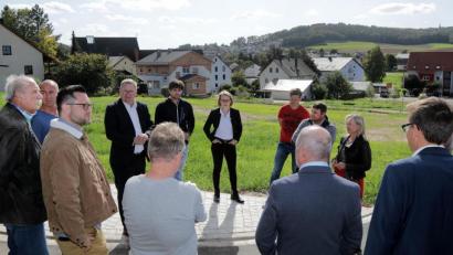 Bild: Wolfgang Steinbacher
Der Bauausschuss vor Ort an den Himmelsweihern. Das neue Raigeringer Baugebiet ist voll erschlossen und kann ab sofort bebaut werden. Nur die barrierefreie Erschließung des Marktgeländes unterhalb ist noch ungeklärt.