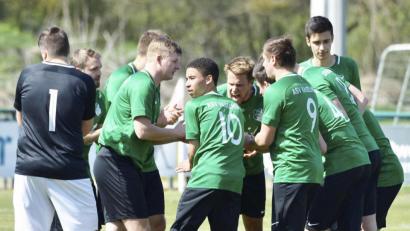 Bild: Hubert Ziegler
Die Spieler des ASV Haselmühl schwören sich auf das Kellerduell beim SV Sorghof ein.