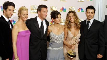 Bild: Lee Celano/epa afp/dpa
David Schwimmer, Lisa Kudrow, Mathew Perry, Courtney Cox Arquette, Jennifer Aniston und Matt LeBlanc bei der Verleihung der Fernsehpreise "Emmys" in Los Angeles. Am 22. September 1994 saßen Ross und Rachel, Chandler und Monica, Joey und Phoebe zum ersten Mal im Central Park auf der Couch.