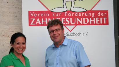 Bild: Dr. Markus Schneider
Die Vorsitzende des Zahnärztlichen Bezirksverbands Oberpfalz Dr. Cosima Rücker gratuliert Dr. Markus Schneider zu seiner Wiederwahl zum 1. Vorsitzenden des Vereins zur Förderung der Zahngesundheit.