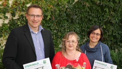 Bild: njn
Antonia Stich (mitte) ist die Gewinnerin des Rätsels im Magazin Stein&Wald. Mit auf dem Bild (von links) Steinwald-Allianz-Geschäftsführer Martin Schmid und Mitarbeiterin Marlene Weiß.