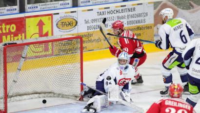 Bild: Roland Rappel
Und wieder schlägt die Scheibe im Weidener Kasten ein, der US-Amerikaner Kyle Osterberg (hinten) trifft zum 4:0 für den Deggendorfer SC. Am Ende zogen die Blue Devils beim DEL2-Absteiger mit 4:7 den Kürzeren.