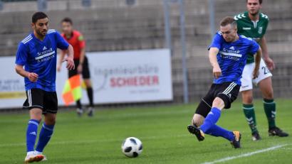Bild: A. Schwarzmeier
Dominik Hradecky schießt, Chousein Chousein beobachtet: Die SpVgg SV Weiden will in Woffenbach an die Leistung beim 3:0-Heimsieg gegen den TSV Bad Abbach anknüpfen.