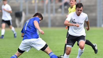 Bild: A. Schwarzmeier
Maximilian Geber (rechts) ist aus dem Urlaub zurück und verstärkt den Kader SpVgg SV II rechtzeitig zum Duell gegen seine ehemaligen Etzenrichter Mannschaftskameraden.