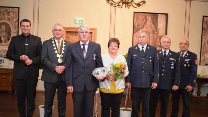 Bild: bnr
Für sein Jahrzehnte langes Engagement für die Allgemeinheit wurde Johann Schönberger mit dem Ehrenteller der Stadt Pfreimd ausgezeichnet, für Ehefrau Brigitte gab es Blumen als Dankeschön. Zu den Gratulanten gehörten (von links) Landrat Thomas Ebeling, Bürgermeister Richard Tischler, Brandrat Robert Heinfling, Brandmeister Günther Ponnath und Ehrenkreisbrandrat Siegfried Hammerer.