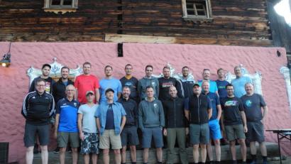 Bild: exb
Die Alten Herren der Sportfreunde vor dem Bergbauernhof. Ernst Döllinger (vordere Reihe, Zweiter von links) wurde von Organisator Wolfgang Hetz (vordere Reihe, ganz rechts) für die 20. Teilnahme geehrt.