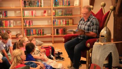 Bild: exb
Karl Lang aus Trausnitz stellte sein Kinderbuch „Felix die Burgmaus“ mit einer spannenden Lesung vor.