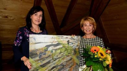 Bild: bey
Die Basaltwand im Kleinformat überreicht Bürgermeisterin Tanja Schiffmann der ausscheidenden Zweiten Bürgermeisterin Lydia Ebneth zum Abschied.