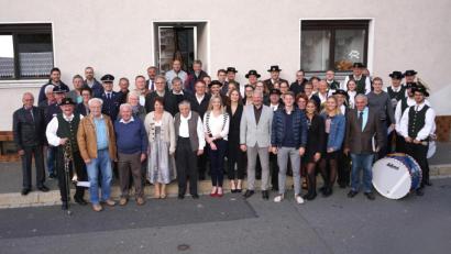 Bild: fvo
Josef Müllner (vorne, Fünfter von links) feiert mit vielen Gästen seinen 80. Geburtstag