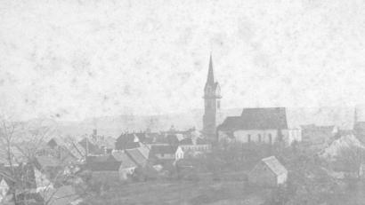 Bild: njn
Die frühere Simultanpfarrkirche vor 1920. Das Langhaus wurde 1799 nach dem Brand von1796 fertiggestellt. Der heutige Kirchturm wurde erst später, 1865/66 an der Ostseite errichtet.