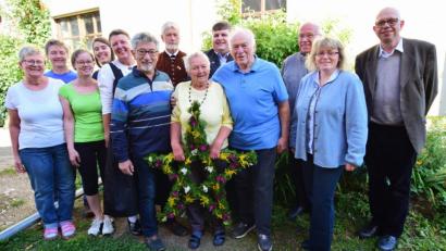 Bild: no
Vertreter des öffentlichen Lebens und die Familie beglückwünschen Frieda Dehling (Mitte) zum 85. Geburtstag.