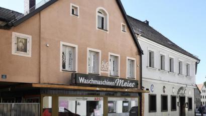 Bild: Petra Hartl
Noch schaut die Ziegelgasse aus, wie sie es seit vielen Jahren tut. Doch Investor Ulrich Schmid hat die beiden nebeneinanderliegenden Anwesen mit Waschmaschinen Meier und dem O’Brian gekauft. Er will beide Gebäude sanieren.