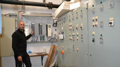 Bild: Lowak
Die alten Schaltschränke in der Technik des Freibads werden ausgetauscht. Die Demontage übernimmt Bademeister Horst Lindner mit seinem Team.