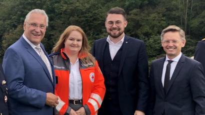 Bild: exb/Bayerisches Rotes Kreuz Kreisverband Tirschenreuth
Innenminister Joachim Herrmann, (Drohnen-) Pilotin Melissa Pregler, stellvertretender BRK-Kreisgeschäftsführer Sven Lehner und Landtagsabgeordneter Tobias Reiß beim Blaulicht-Empfang „Sicheres Bayern“ an Bord der „Altmühlperle“.