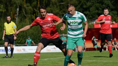 Bild: ham
Sebastian Sebald und seine SpVgg-Kollegen waren zuletzt gegen Spitzrenreiter Fortuna Regensburg immer mal wieder auf Augenhöhe, gingen aber leer aus. Am Samstag in Bad Abbach müssen Punkte her.