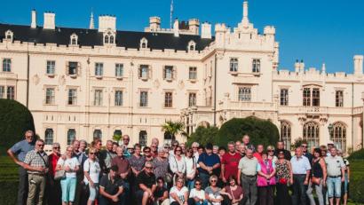 Bild: mor
Herrliches Wetter, beste Stimmung und viel Sehenswertes erleben die Teilnehmer der CSU-Fahrt nach Südmähren. Vor dem Schloss in Lednice stellen sich alle zu einem Erinnerungsfoto auf.