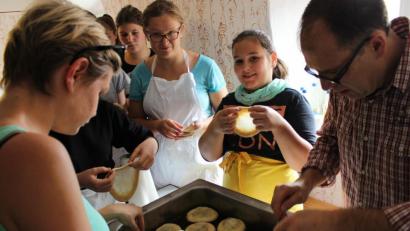 Bild: pko
Frisch aus dem heißen Fett schmecken Küchel am besten. Beim "KüKü" in Seebarn werden sie "live" gebacken.
