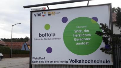 Bild: exb
„Weltoffen? Dann sind Sie bei uns richtig“: Unter diesem Motto wirbt die Volkshochschule für ihre Kurse.