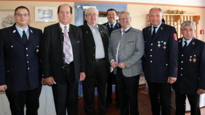 Bild: Gerhard Götz
Es gab viele solcher Bilder, als nacheinander über 100 Gäste zum 80. Geburtstag eintrafen und gratulierten. Auf diesem Foto sind Vertreter des Bauernverbandes und der Feuerwehr zu sehen. In der Mitte Jubilar Georg Hottner, rechts neben ihm Schwandorfs Oberbürgermeister Andreas Feller.