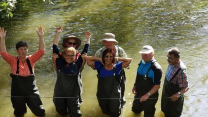 Bild: Oberpfälzer Waldverein/exb
In den Wathosen durch den Fluss (vorne von links): Ilona Seidel, Jessika Dörfler, Conny Hübner, Bernd Gottschalk und Hartwig Dorsch. Dahinter sind Johannes Wolf und Manfred Nagel zu sehen.